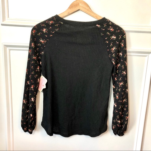 Beautiful Waffle Floral Sleeve Top - NEW! - Picture 4 of 4